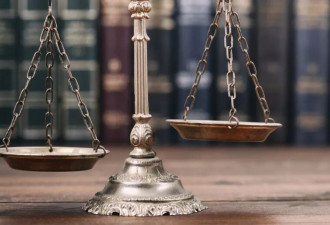 卑诗省房主不理睬物业管理 因挂彩色窗帘被罚款