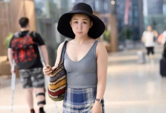 40岁“李小萌”太丰满了,穿背心＋阔腿裤又欲又纯
