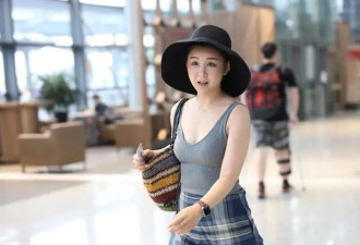 40岁“李小萌”太丰满了,穿背心＋阔腿裤又欲又纯