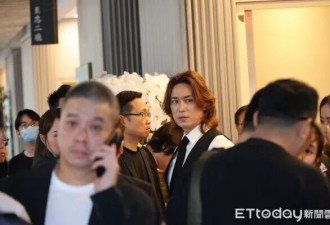 "竹联帮太子爷"陈楚河现身吴功告别式!身边同行周晓涵