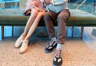 56岁李嘉欣庆生秀恩爱，穿粉色真丝衬衫背爱马仕，染粉发减龄20岁