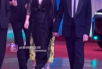 梁朝伟刘嘉玲手牵手亮相上影节 “内向影帝”在红毯抠手