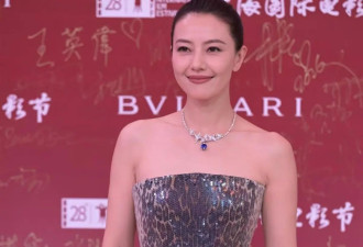 46岁高圆圆首次穿豹纹，年近50岁的她为何依然那么优雅美丽？