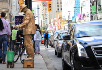 吵翻! 多伦多人行道惊现"禁止骑行"标志! 外卖骑手被点名!