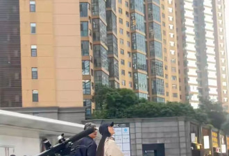 王诗龄放暑假和父母住长沙，17岁变瘦腿长
