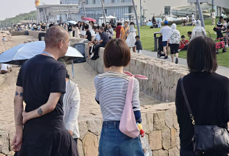 56岁陈鲁豫现身阿那亚，大热天穿长筒靴