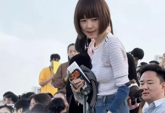 56岁陈鲁豫现身阿那亚，大热天穿长筒靴