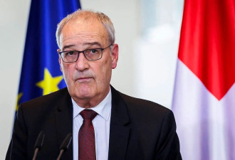 英国首相宣布辞职，欧美反应对比鲜明....