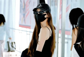 娜扎不愧是“顶级美女”，穿黑色吊带搭浅蓝牛仔裤，妥妥尤物身材