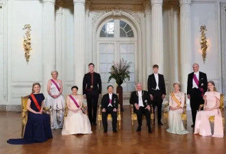日本天皇赴比利时国宴，合影中身高差醒目