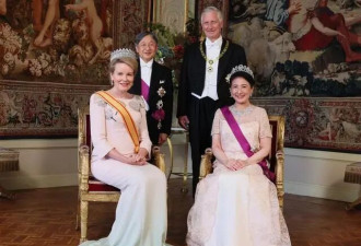 日本天皇赴比利时国宴，合影中身高差醒目