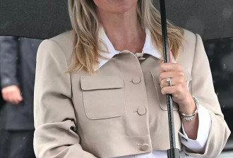 28岁白宫女发言人产后八周复工，雨中陪总统出差