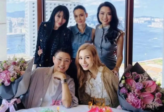 56岁李嘉欣和闺蜜庆生,穿少女装拎9万7包包,手背青筋暴起颈纹深