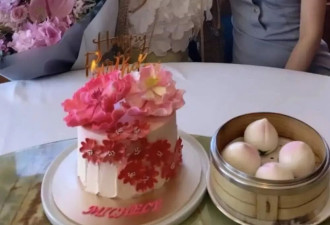56岁李嘉欣和闺蜜庆生,穿少女装拎9万7包包,手背青筋暴起颈纹深