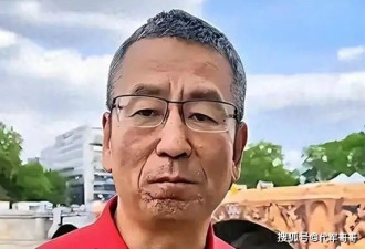 57岁白岩松近况曝光！29年前娶朱宏钧生下一子，如今满头白发让人心疼
