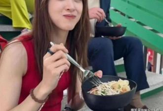 章泽天在深圳饮咖啡，背800元亲民帆布包，几道鱼尾纹都遮不住的美貌