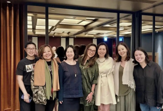 63岁何超琼久违露面，镂空长衫配黑色短裙白到发光，身材圆润不少
