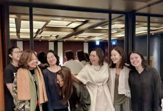63岁何超琼久违露面，镂空长衫配黑色短裙白到发光，身材圆润不少