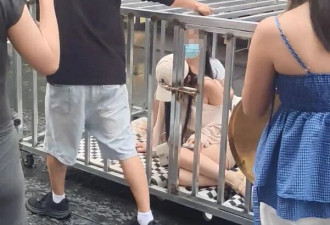 湖南两年轻女子和狗被“浸猪笼”游街 警方回应