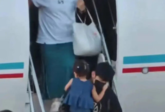 周杰伦带娃抵达北京，单手抱女儿父爱满满，9岁儿子打扮帅气