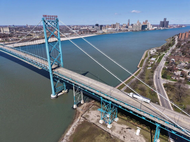 2026 年 4 月 7 日 Ambassador Bridge 实景，一辆货车驶过。图：Dan Janisse / Windsor Star