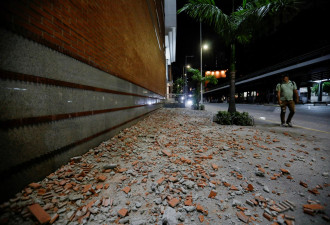 委内瑞拉强震瞬间：楼塌 机场奔逃 看世界杯天降花瓶