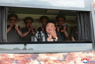 金正恩观摩朝鲜导弹现代化武器试验....