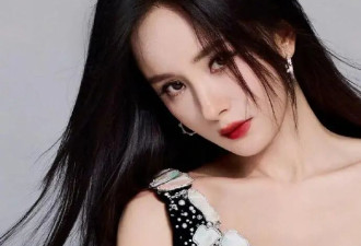 杨幂穿黑丝绒长裙性感撩人！她美得令人大吸一口凉气