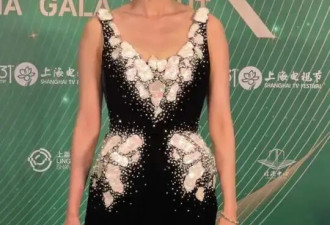 杨幂穿黑丝绒长裙性感撩人！她美得令人大吸一口凉气