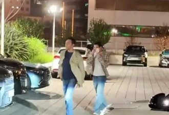 张智霖带儿子看演出，魔童面对镜头眼神躲闪，个头很高但体态不好