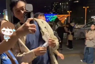 张智霖带儿子看演出，魔童面对镜头眼神躲闪，个头很高但体态不好