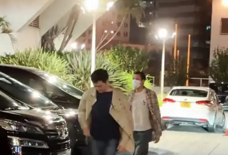 张智霖带儿子看演出，魔童面对镜头眼神躲闪，个头很高但体态不好