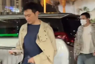 张智霖带儿子看演出，魔童面对镜头眼神躲闪，个头很高但体态不好