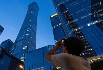 北京“中国尊”疑遭小飞机撞击 碎片坠落街头民众惊慌逃离