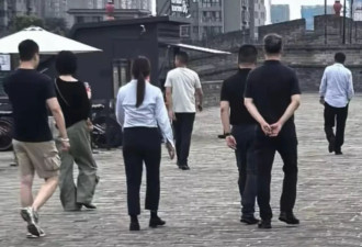 王菲登上西安古城墙，罩衫配工装裤干净又大气