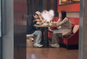 许嵩与女友冯禧吃早饭被偶遇 两人穿着休闲感情稳定