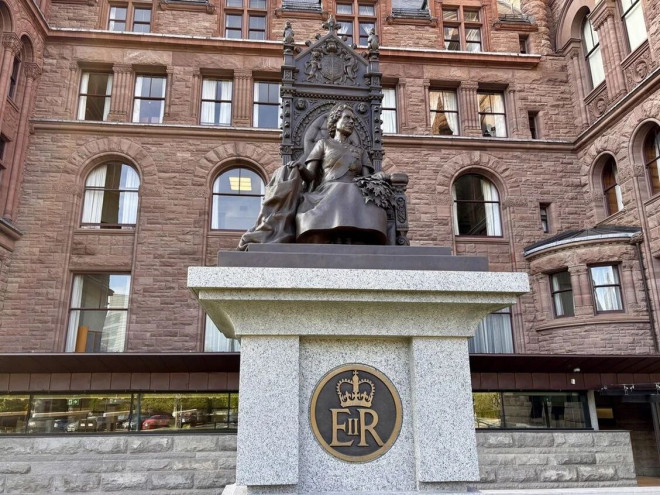 伊丽莎白二世女王雕像矗立在多伦多的Queen's Park。（Cynthia McLeod/Postmedia Network）