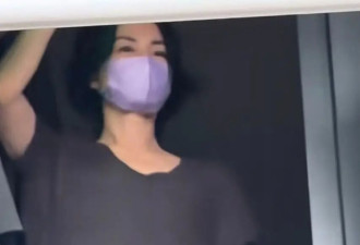 王菲在谢霆锋西安演唱会上嗨疯了，拿荧光棒在台上不断给男友加油