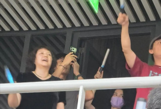王菲在谢霆锋西安演唱会上嗨疯了，拿荧光棒在台上不断给男友加油