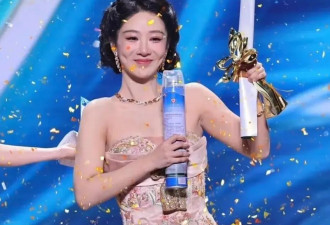 杨紫穿高定拿白玉兰视后！裤装孙俪飒爽回宫，杨幂化身翡翠瓷瓶