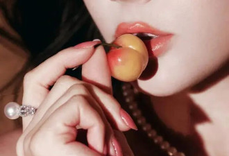 迪丽热巴穿粉色抹胸裙性感美艳！网友大赞水蜜桃成精了