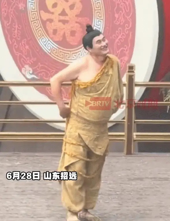 大衣哥现身淘金小镇化身NPC 上台时裙子掉了逗笑全场