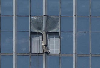 “中国尊”严格封锁 撞击痕迹远处仍清晰可见