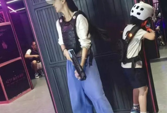 9岁小海绵留狼尾现身港迪！身高到baby下巴