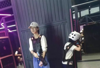 9岁小海绵留狼尾现身港迪！身高到baby下巴