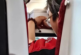 向佑在经济舱被偶遇，40元的盒饭没舍得点
