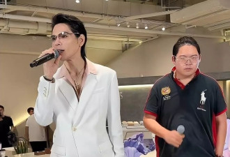 向佑在经济舱被偶遇，40元的盒饭没舍得点