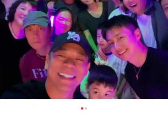 谢霆锋演唱会,王菲带头倚在某男士肩上,举止亲密