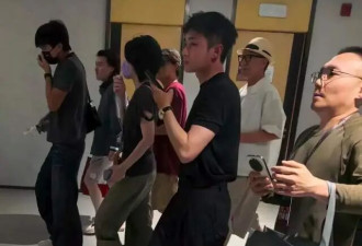 谢霆锋演唱会,王菲带头倚在某男士肩上,举止亲密