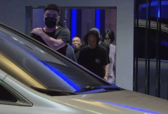 王菲谢霆锋十指紧扣离秦，这打扮是大妈还是松弛感？